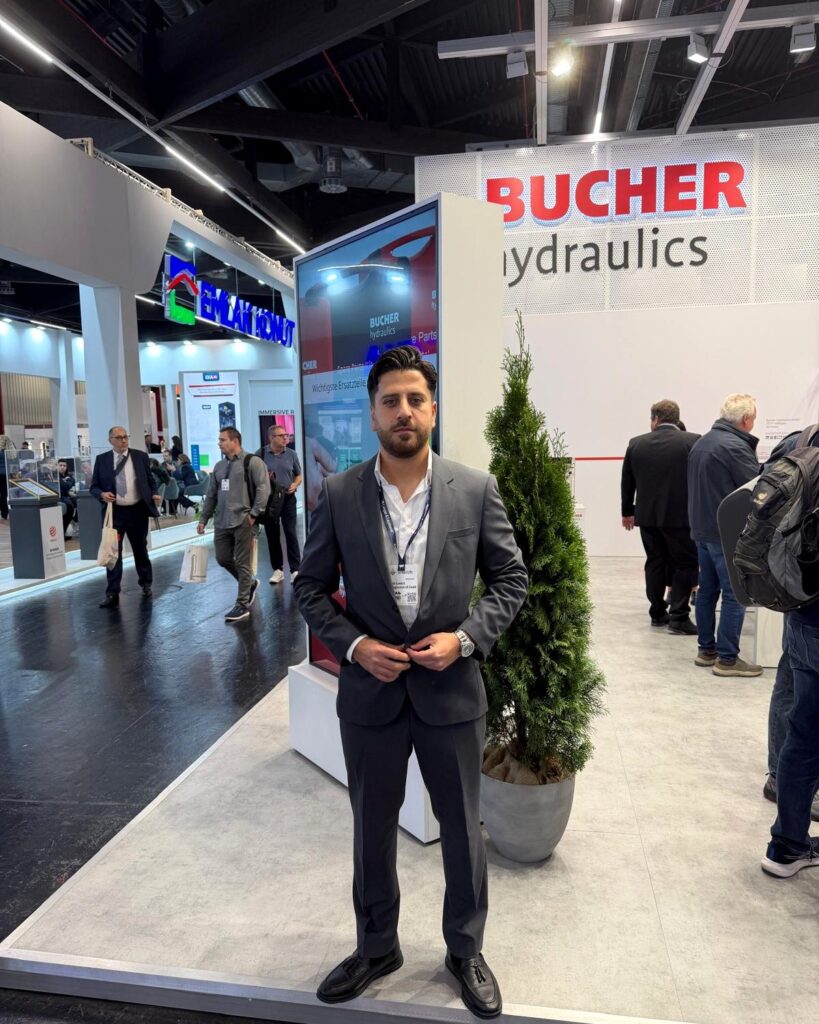 Mitarbeiter der Aufzugtechnik LR am Messestand von Bucher Hydraulics