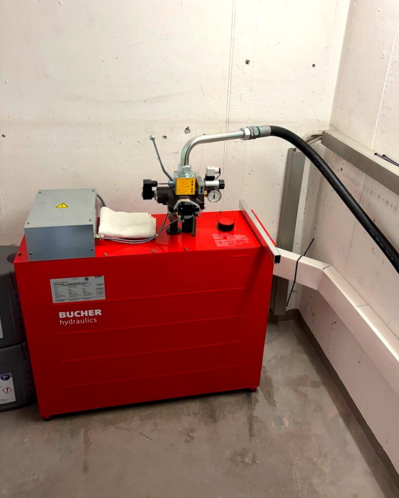 Neues Hydraulikaggregat von Bucher Hydraulics im Maschinenraum eines Hydraulikaufzugs